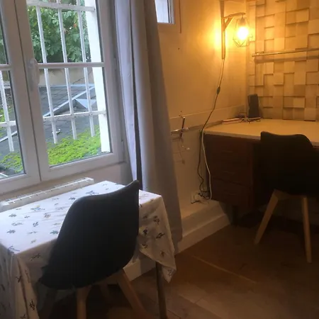 Studette Pour Etudiante, Proche De La Tour Eiffel Parigi